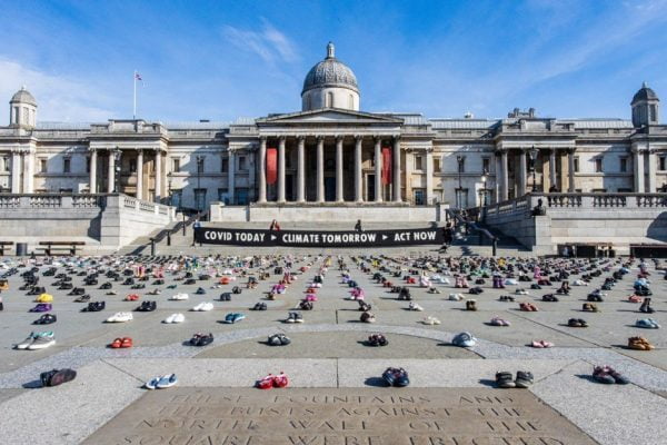 Londra, 2000 scarpe da bambino per il clima